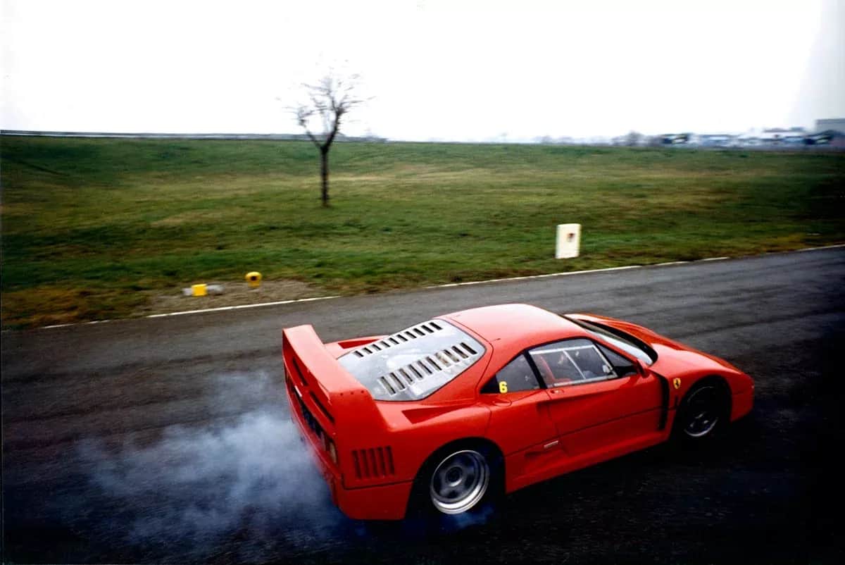 Lewis Hamilton, Hayalindeki Ferrari F40'ı Yeniden İnşa Ettiriyor Lewis Hamilton, Hayalindeki Ferrari F40'ı Yeniden İnşa Ettiriyor