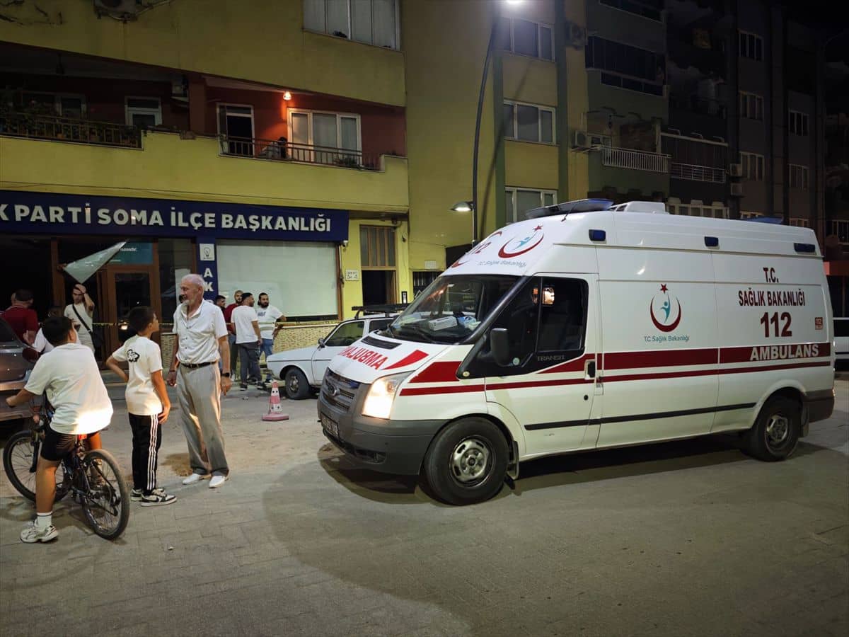Soma'da Kontrolden Çıkan Araç AK Parti Binasına Girdi Soma'da Kontrolden Çıkan Araç AK Parti Binasına Girdi