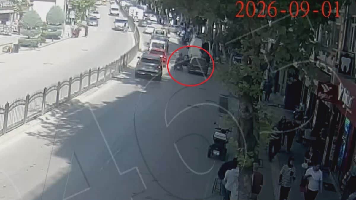 Sürücünün açtığı kapı elektrikli bisikletteki kadına çarptı, gözlük camının parçaları yüzüne saplandı Sürücünün açtığı kapı elektrikli bisikletteki kadına çarptı, gözlük camının parçaları yüzüne saplandı