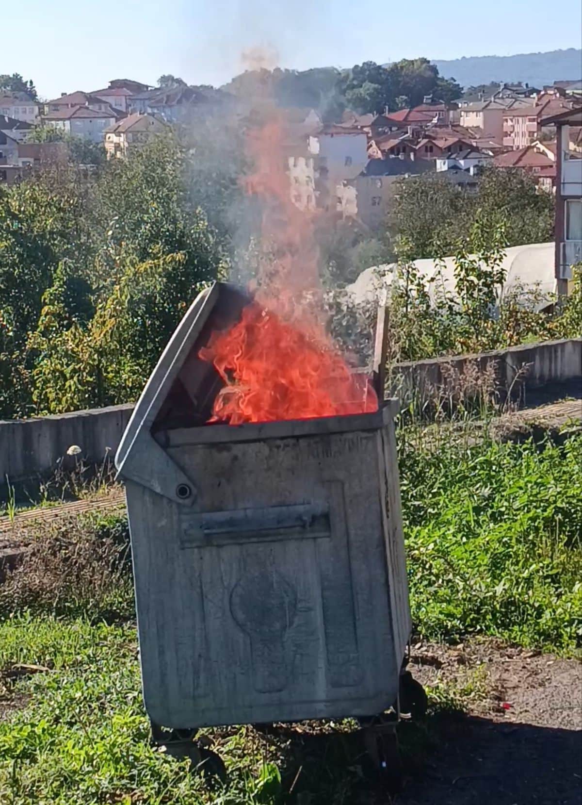 Bartın'da Çöp Konteyneri Yangını Mahalleli Tarafından Söndürüldü Bartın'da Çöp Konteyneri Yangını Mahalleli Tarafından Söndürüldü
