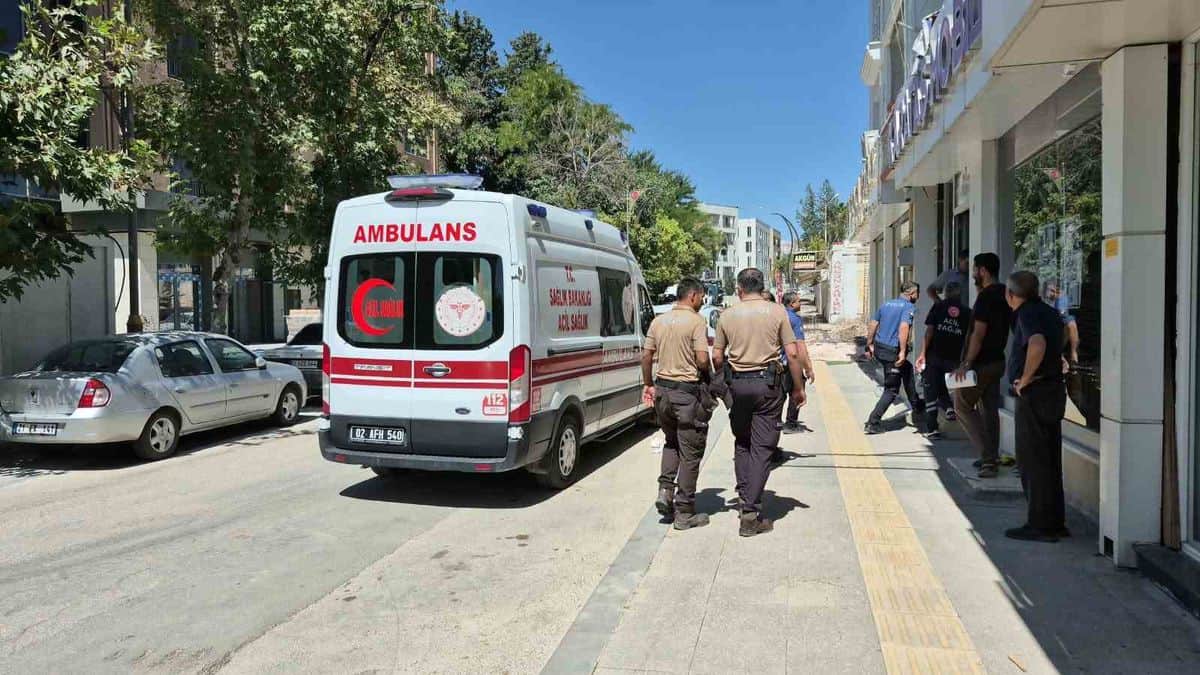 Kardeşler arasında kavga 1 kişi yaralandı Kardeşler arasında kavga 1 kişi yaralandı