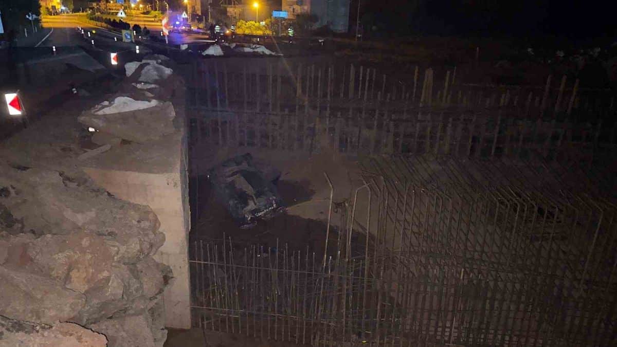 Bartın'da Otomobil İnşaat Çukuruna Uçtu Bartın'da Otomobil İnşaat Çukuruna Uçtu