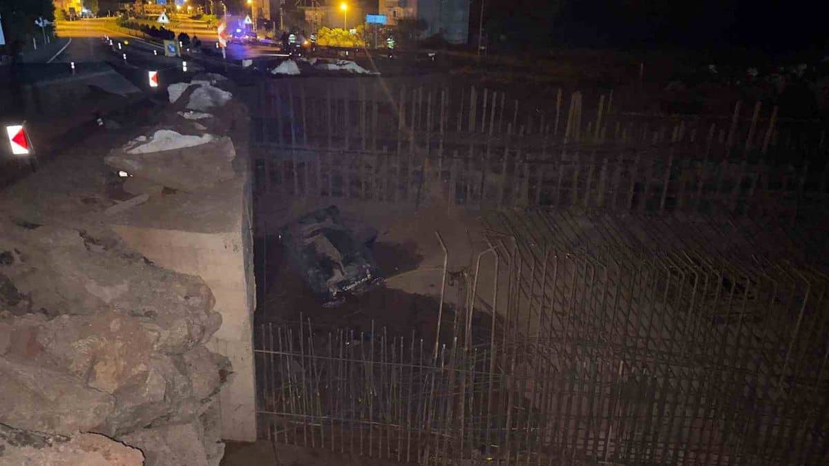 Bartın'da Otomobil İnşaat Çukuruna Uçtu Bartın'da Otomobil İnşaat Çukuruna Uçtu