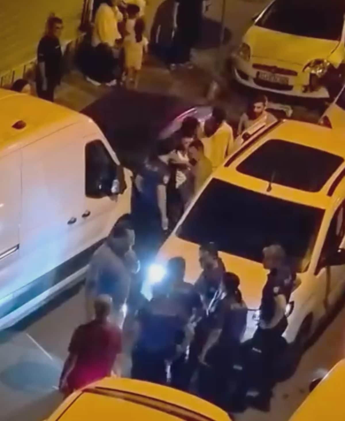 Bayrampaşa’da polisin 'dur' ihtarına uymayan şüpheliler kaçarken kaza yaptı: 1 gözaltı Bayrampaşa’da polisin 'dur' ihtarına uymayan şüpheliler kaçarken kaza yaptı: 1 gözaltı