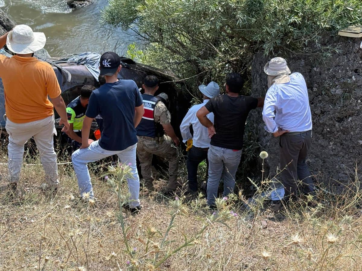 Bingöl’de otomobil dere yatağına devrildi: 1 ölü, 4 yaralı Bingöl’de otomobil dere yatağına devrildi: 1 ölü, 4 yaralı