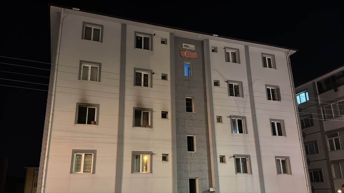 Karabük'te Yangın: 2 Kişi Dumandan Etkilendi Karabük'te Yangın: 2 Kişi Dumandan Etkilendi