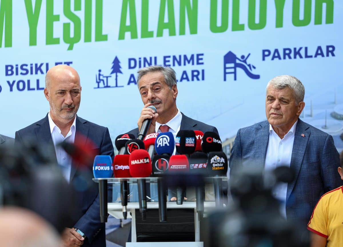 Sakarya’da şehrin merkezini ikiye ayıran tren hattı yer altına alınıyor, üzeri ise yeşil bir yaşam alanı oluyor Sakarya’da şehrin merkezini ikiye ayıran tren hattı yer altına alınıyor, üzeri ise yeşil bir yaşam alanı oluyor