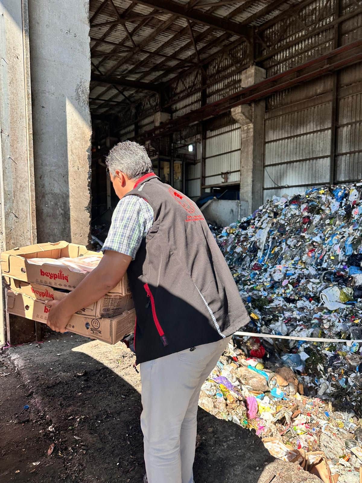 Adapazarı'nda Gıda Denetimi: 140 Kilogram Tarihi Geçmiş Tavuk Kanadı İmha Edildi Adapazarı'nda Gıda Denetimi: 140 Kilogram Tarihi Geçmiş Tavuk Kanadı İmha Edildi