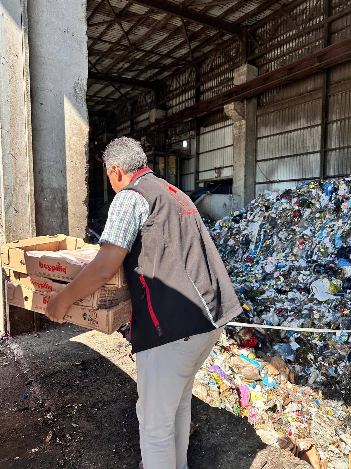 Adapazarı'nda Gıda Denetimi: 140 Kilogram Tarihi Geçmiş Tavuk Kanadı İmha Edildi Adapazarı'nda Gıda Denetimi: 140 Kilogram Tarihi Geçmiş Tavuk Kanadı İmha Edildi