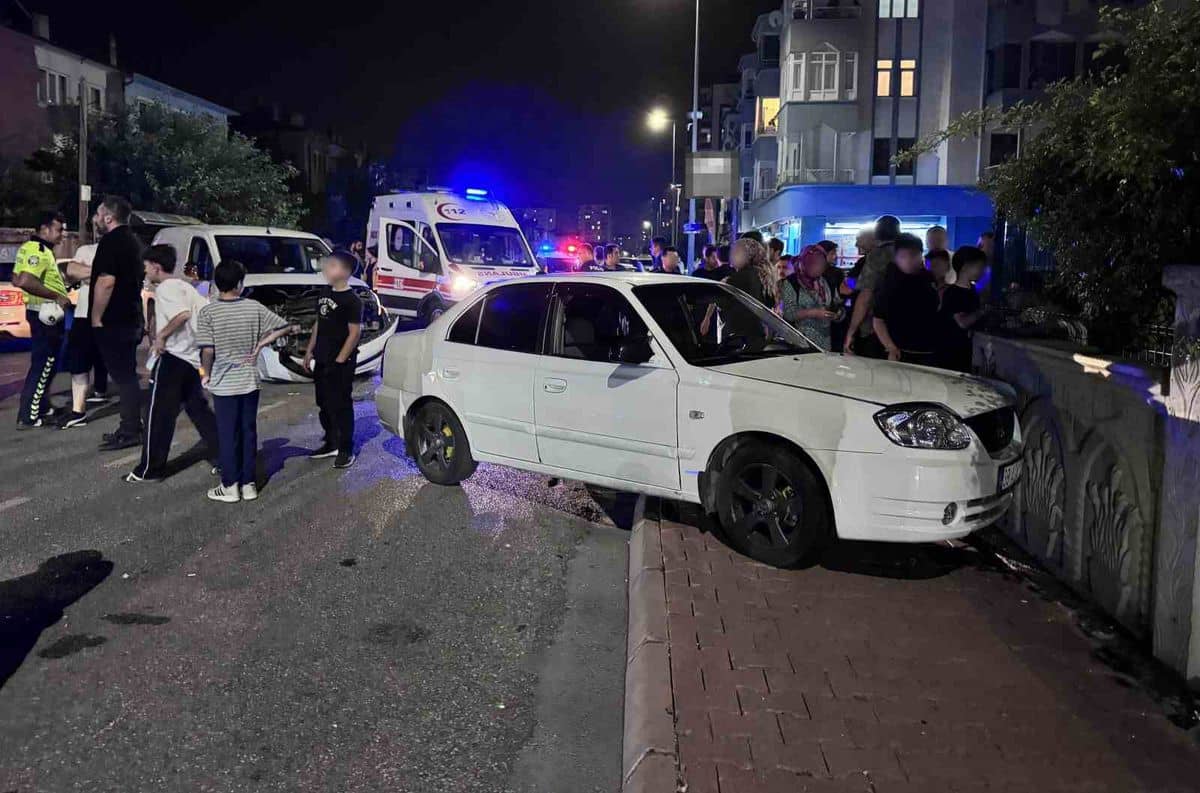 Ticari araçla çarpışan otomobil bina duvarına çarptı Ticari araçla çarpışan otomobil bina duvarına çarptı