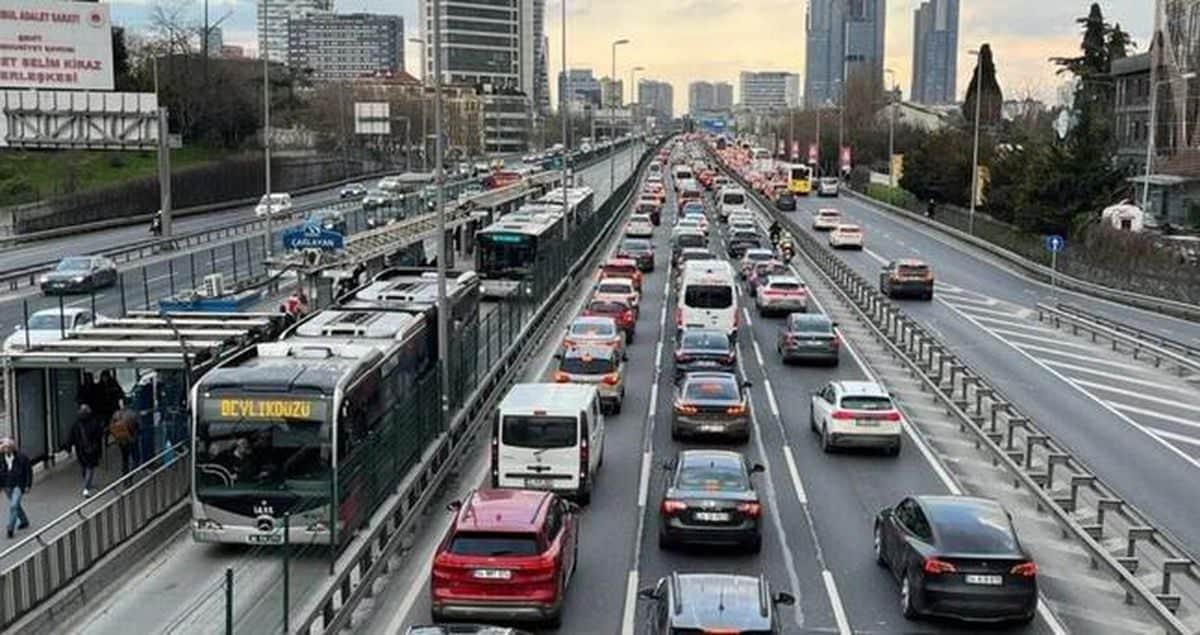 İstanbul'da trafik var mı? SON DAKİKA! 4 Eylül Cuma hangi ilçelerde trafik var, hangi yollar kapalı? İstanbul'da trafik var mı? SON DAKİKA! 4 Eylül Cuma hangi ilçelerde trafik var, hangi yollar kapalı?