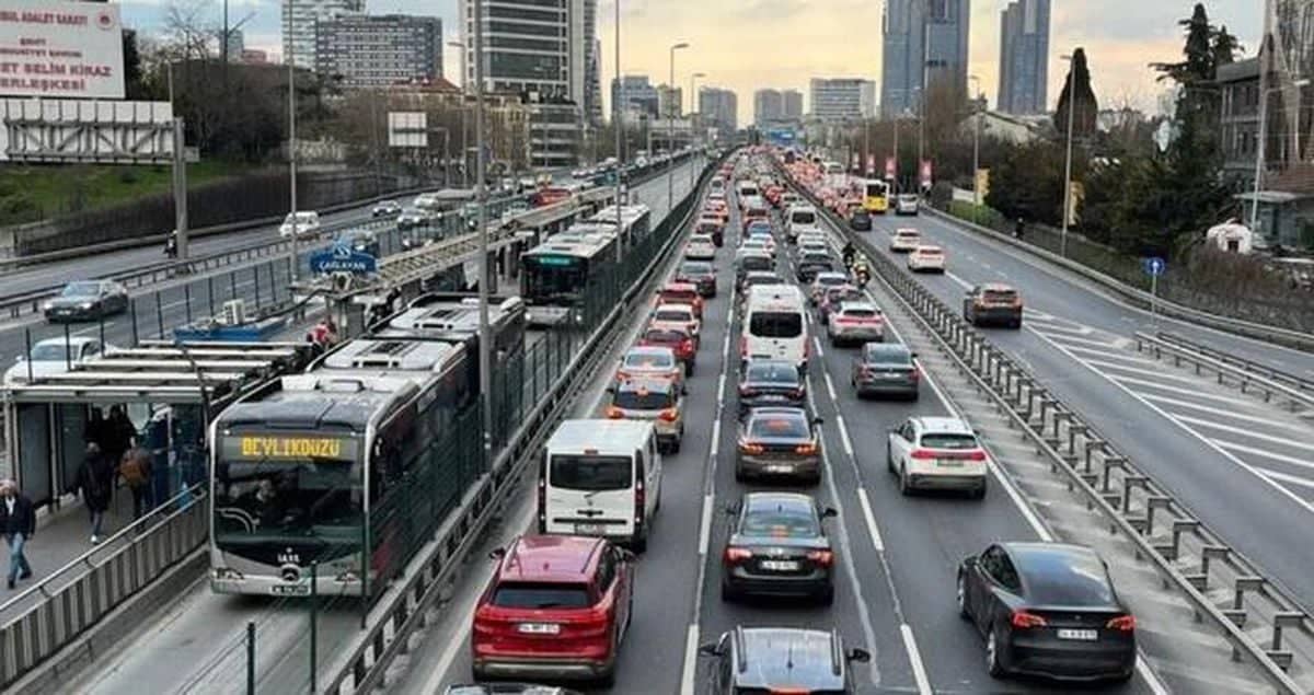 İstanbul'da trafik var mı? SON DAKİKA! 4 Eylül Cuma hangi ilçelerde trafik var, hangi yollar kapalı? İstanbul'da trafik var mı? SON DAKİKA! 4 Eylül Cuma hangi ilçelerde trafik var, hangi yollar kapalı?