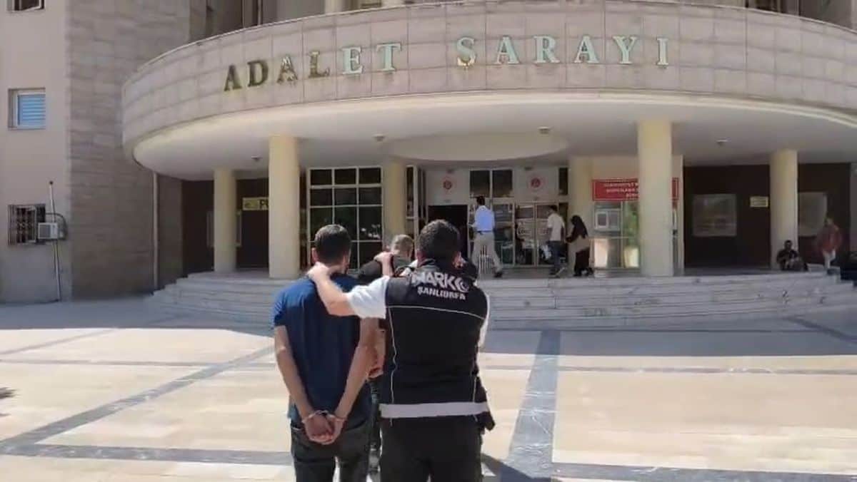 Şanlıurfa'da 9 kilo 550 gram skunk ele geçirildi; 4 tutuklama Şanlıurfa'da 9 kilo 550 gram skunk ele geçirildi; 4 tutuklama