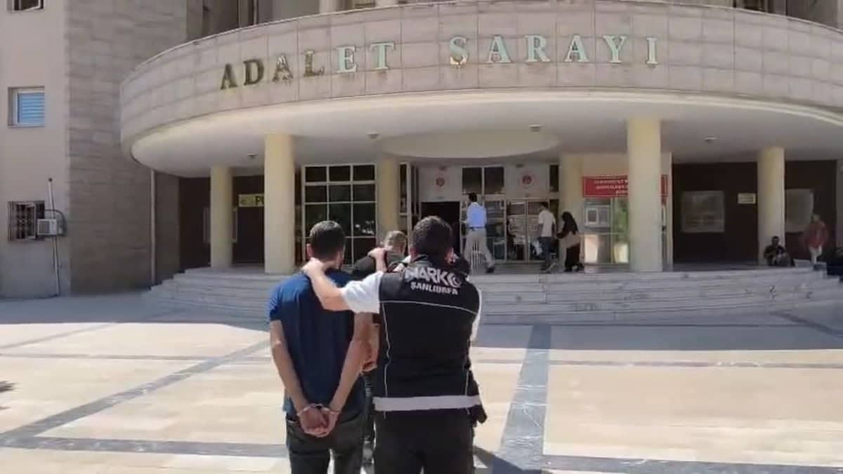 Şanlıurfa'da 9 kilo 550 gram skunk ele geçirildi; 4 tutuklama Şanlıurfa'da 9 kilo 550 gram skunk ele geçirildi; 4 tutuklama