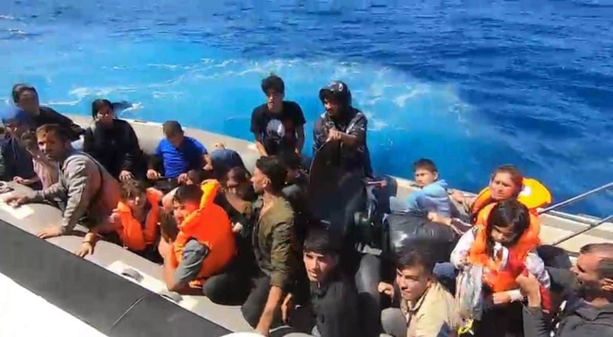 Didim'de Lastik Botta 21 Düzensiz Göçmen ve 1 Kaçakçı Yakalandı Didim'de Lastik Botta 21 Düzensiz Göçmen ve 1 Kaçakçı Yakalandı