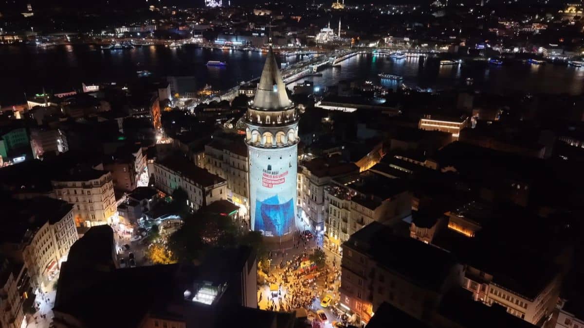 Galata Kulesi'nden Dezenformasyona Karşı Işıklı Mesajlar Galata Kulesi'nden Dezenformasyona Karşı Işıklı Mesajlar