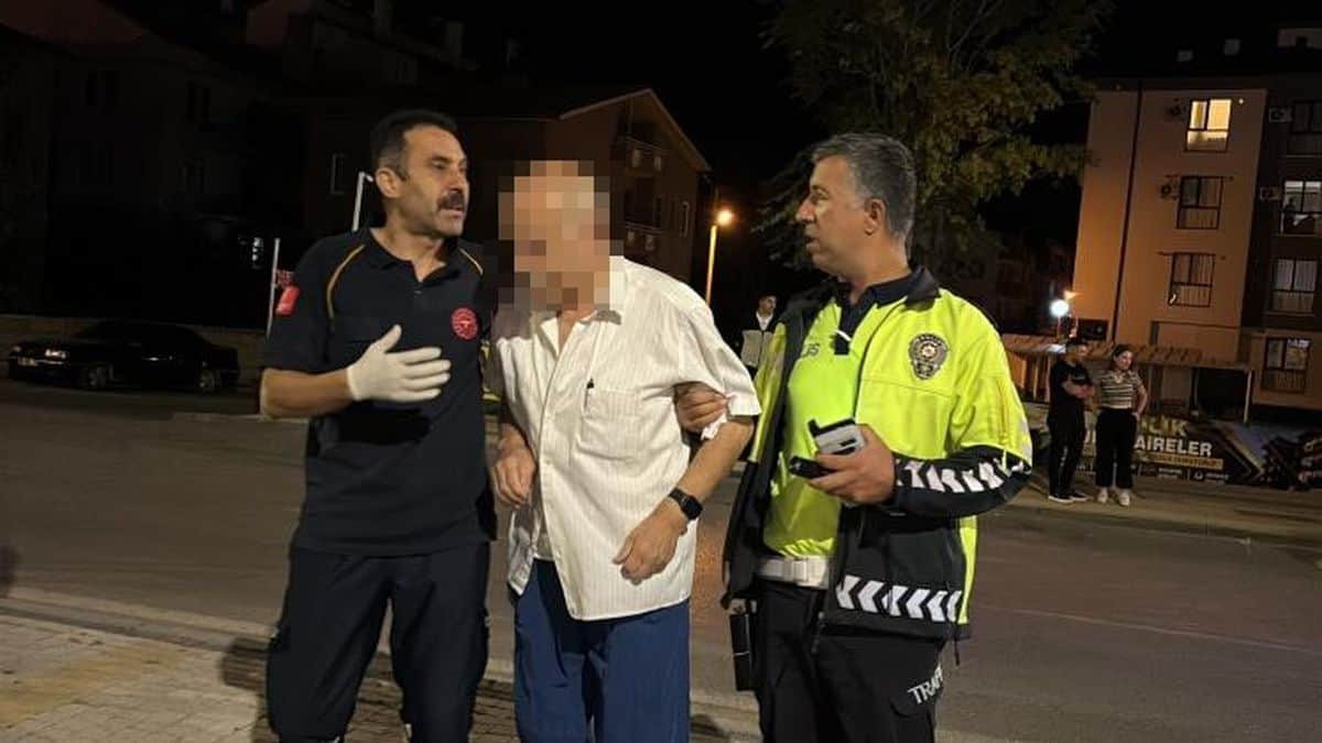 Aksaray'da Kalp Krizi Geçiren Sürücüye Polis Memurlarından İlk Müdahale Aksaray'da Kalp Krizi Geçiren Sürücüye Polis Memurlarından İlk Müdahale