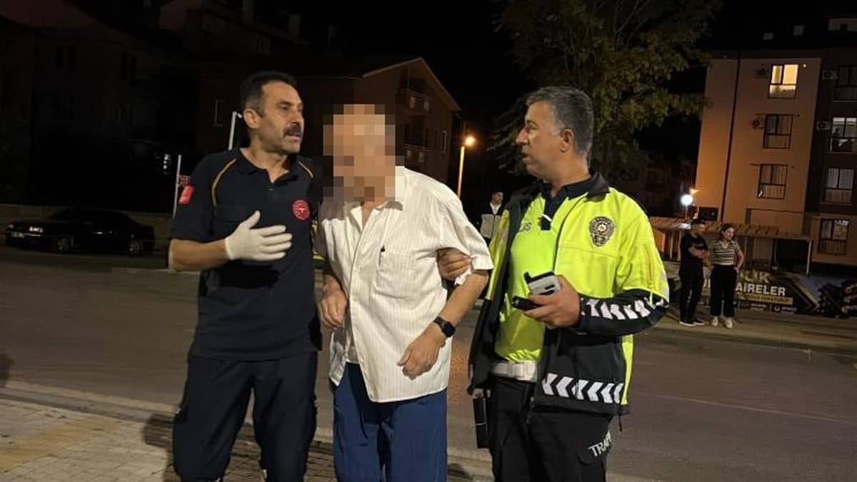 Aksaray'da Kalp Krizi Geçiren Sürücüye Polis Memurlarından İlk Müdahale Aksaray'da Kalp Krizi Geçiren Sürücüye Polis Memurlarından İlk Müdahale