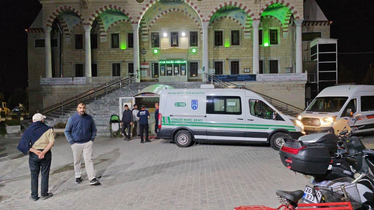 Girne'deki Gemi Kazasında Hayatını Kaybeden Elmas Demir'in Cenazesi Eskişehir'de Toprağa Verilecek Girne'deki Gemi Kazasında Hayatını Kaybeden Elmas Demir'in Cenazesi Eskişehir'de Toprağa Verilecek