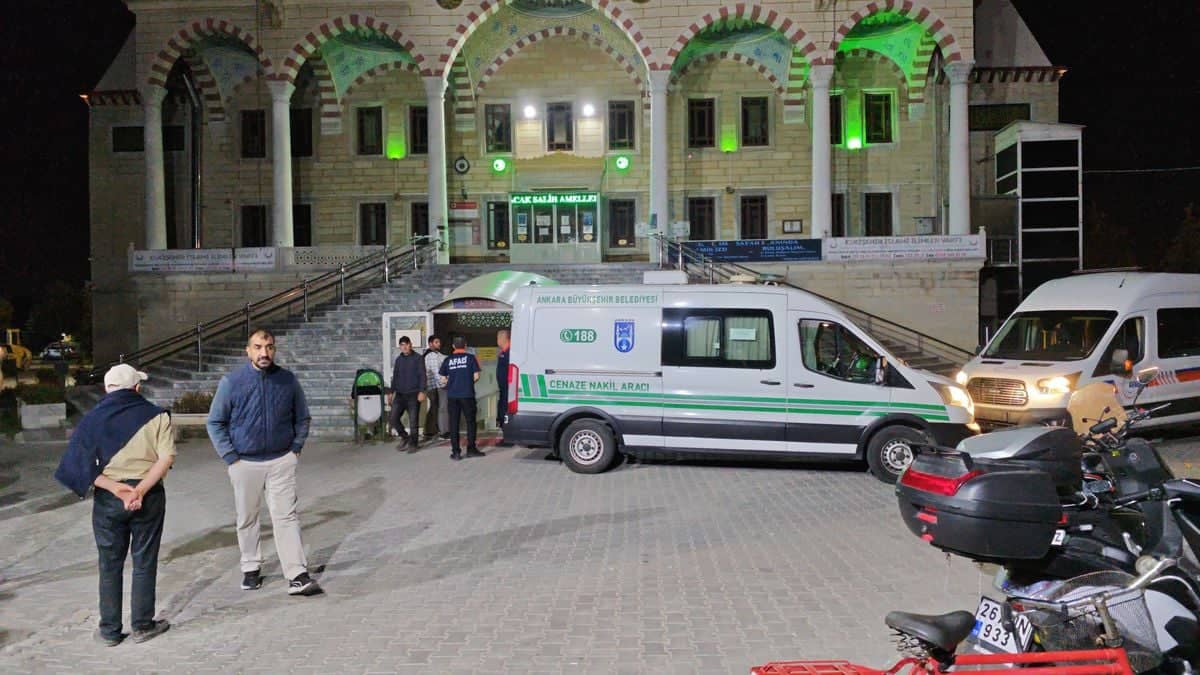 Girne'deki Gemi Kazasında Hayatını Kaybeden Elmas Demir'in Cenazesi Eskişehir'de Toprağa Verilecek Girne'deki Gemi Kazasında Hayatını Kaybeden Elmas Demir'in Cenazesi Eskişehir'de Toprağa Verilecek