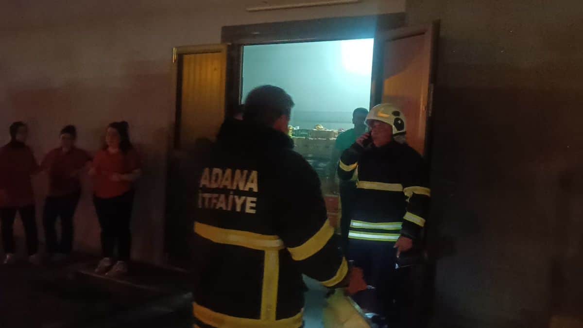 Kozan'da Zincir Market Deposunda Yangın Kozan'da Zincir Market Deposunda Yangın