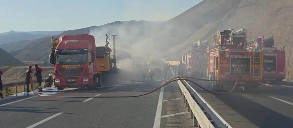 Sakaltutan Geçidi'nde TIR Yangını: Yol 1.5 Saat Kapandı Sakaltutan Geçidi'nde TIR Yangını: Yol 1.5 Saat Kapandı