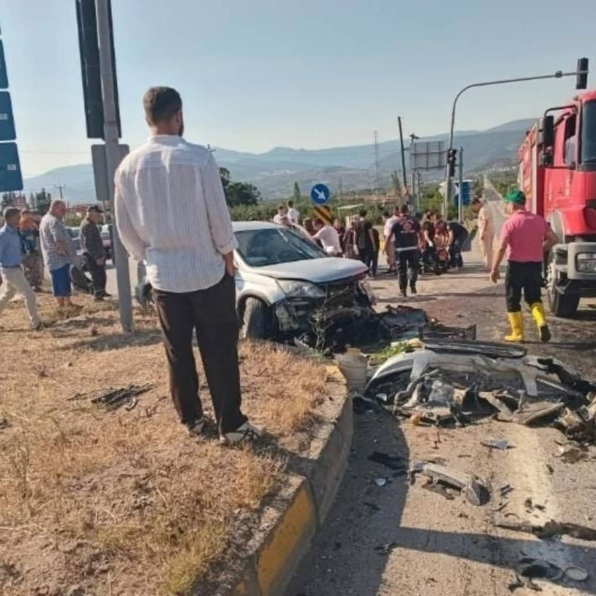 Geyve'de kafa kafaya çarpışma: 6 yaralı Geyve'de kafa kafaya çarpışma: 6 yaralı