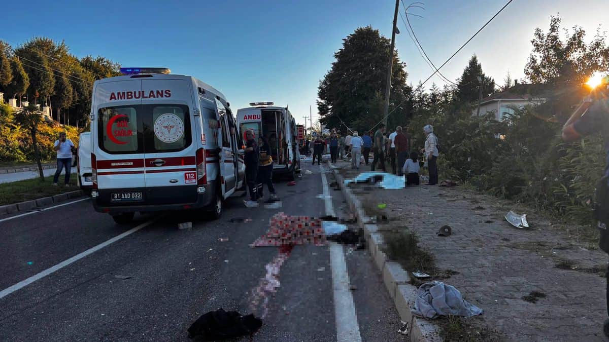 Akçakoca’da TIR ile patpat çarpıştı: 4 ölü, 9 yaralı Akçakoca’da TIR ile patpat çarpıştı: 4 ölü, 9 yaralı