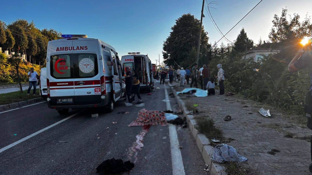 Akçakoca’da TIR ile patpat çarpıştı: 4 ölü, 9 yaralı Akçakoca’da TIR ile patpat çarpıştı: 4 ölü, 9 yaralı