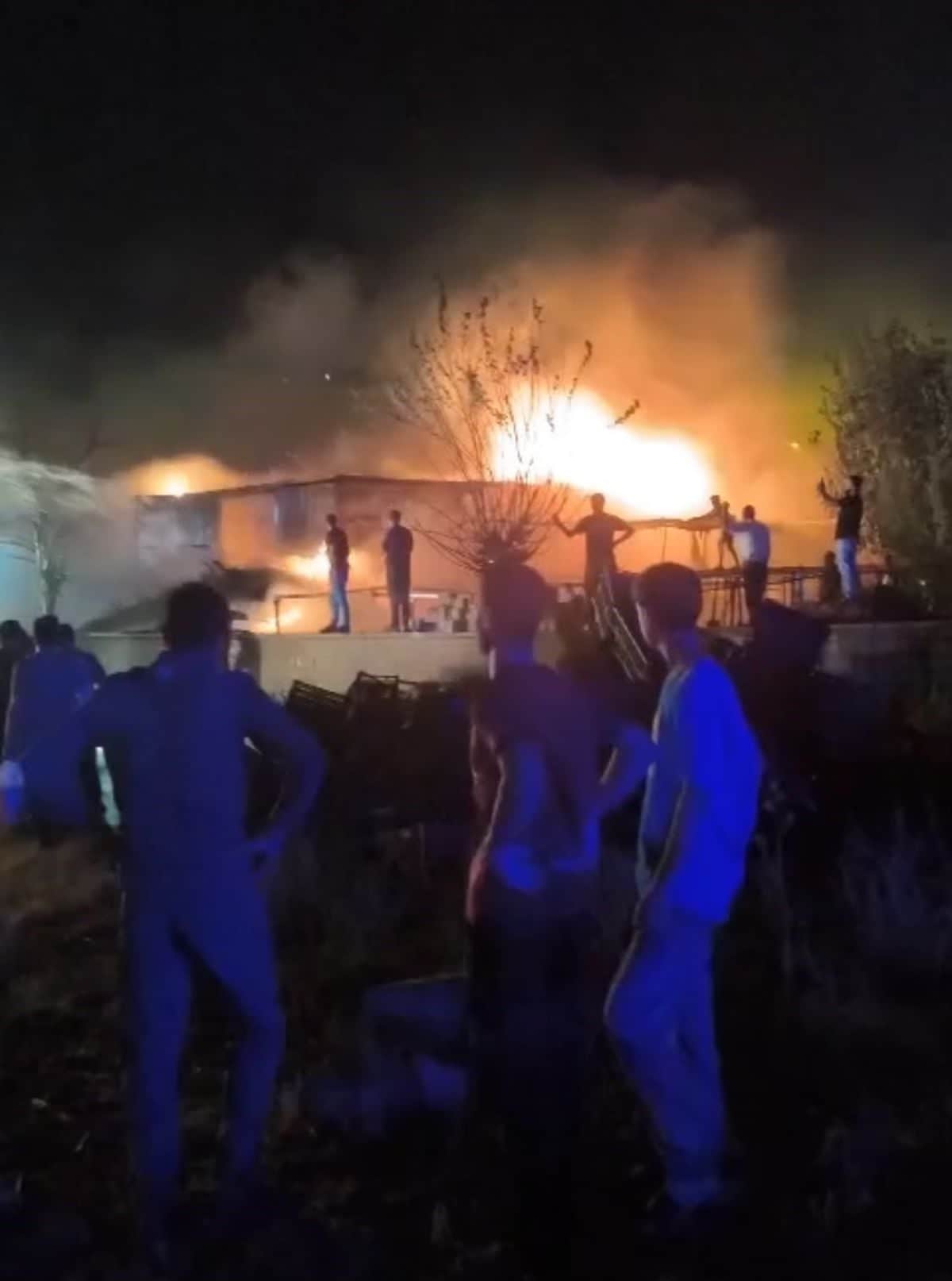Kozluk'ta Depoda Yangın: Kasa ve Tütünler Zarar Gördü Kozluk'ta Depoda Yangın: Kasa ve Tütünler Zarar Gördü