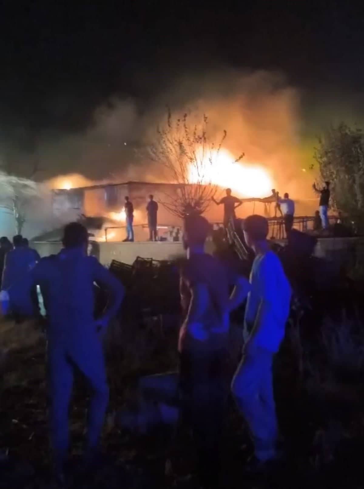 Kozluk'ta Depoda Yangın: Kasa ve Tütünler Zarar Gördü Kozluk'ta Depoda Yangın: Kasa ve Tütünler Zarar Gördü