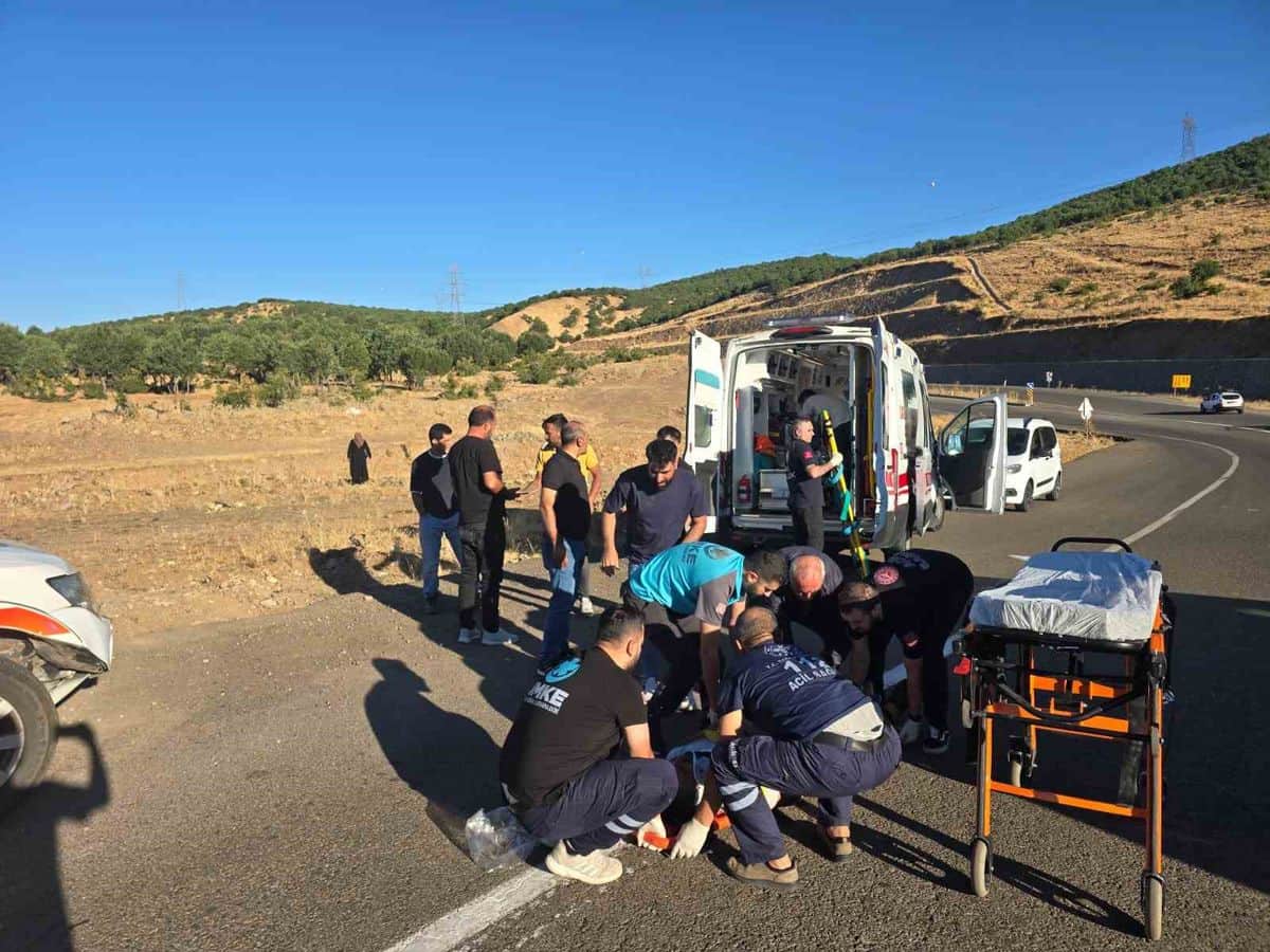 Bingöl’de kamyonet şarampole yuvarlandı: 3 yaralı Bingöl’de kamyonet şarampole yuvarlandı: 3 yaralı