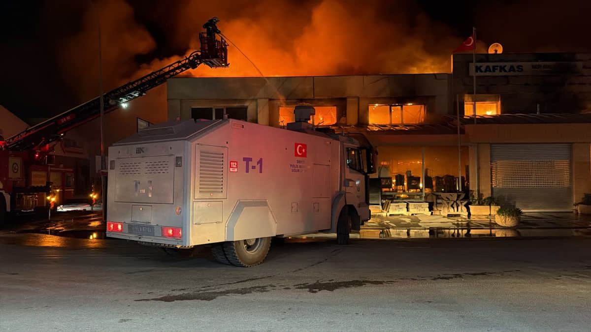 Baksan Sanayi Sitesi'nde Yangın: TOMA Destek Verdi Baksan Sanayi Sitesi'nde Yangın: TOMA Destek Verdi