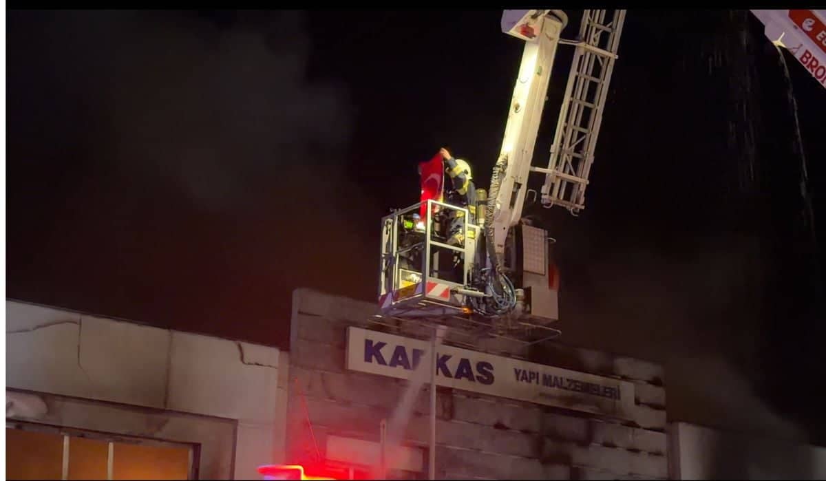 Eskişehir'de Yangın: Can Kaybı Yok, Bayrak Kurtarıldı Eskişehir'de Yangın: Can Kaybı Yok, Bayrak Kurtarıldı