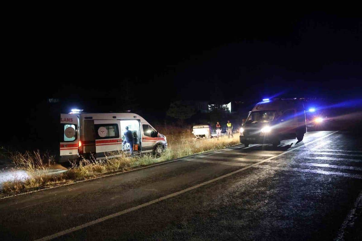 Nevşehir'de Feci Kaza: Otomobil Şarampole Devrildi, 5 Yaralı Nevşehir'de Feci Kaza: Otomobil Şarampole Devrildi, 5 Yaralı