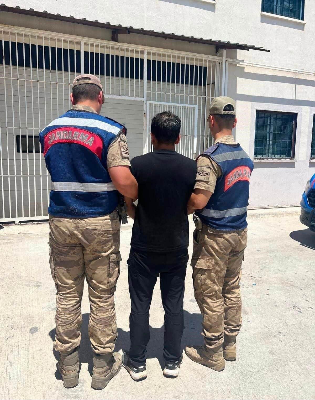 Şanlıurfa’da 10 yıl 10 ay hapis cezası bulunan hükümlü yakalandı Şanlıurfa’da 10 yıl 10 ay hapis cezası bulunan hükümlü yakalandı