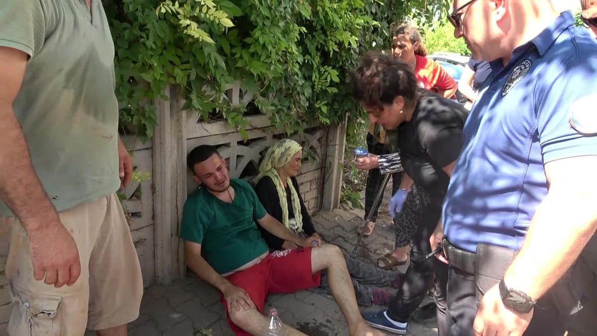 Anne oğlunun, oğlu annesinin yanan evde olduğunu zannetti buluşmada gözyaşları sel oldu Anne oğlunun, oğlu annesinin yanan evde olduğunu zannetti buluşmada gözyaşları sel oldu