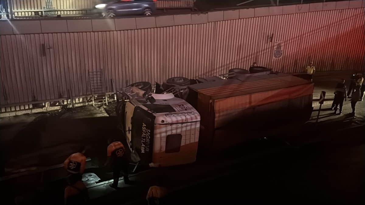 Avcılar'da İBB'ye bağlı asfalt kamyonu virajı alamayarak alt geçit yoluna düştü Avcılar'da İBB'ye bağlı asfalt kamyonu virajı alamayarak alt geçit yoluna düştü