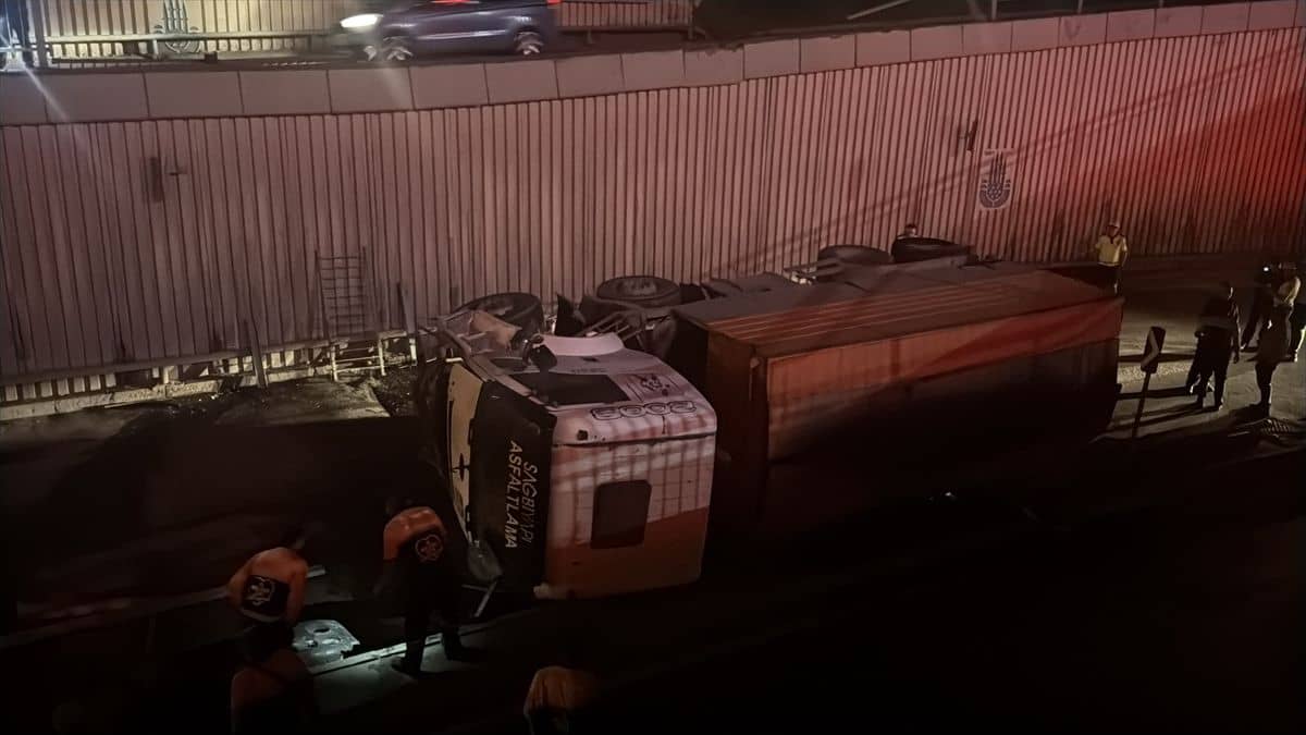 Avcılar'da İBB'ye bağlı asfalt kamyonu virajı alamayarak alt geçit yoluna düştü Avcılar'da İBB'ye bağlı asfalt kamyonu virajı alamayarak alt geçit yoluna düştü