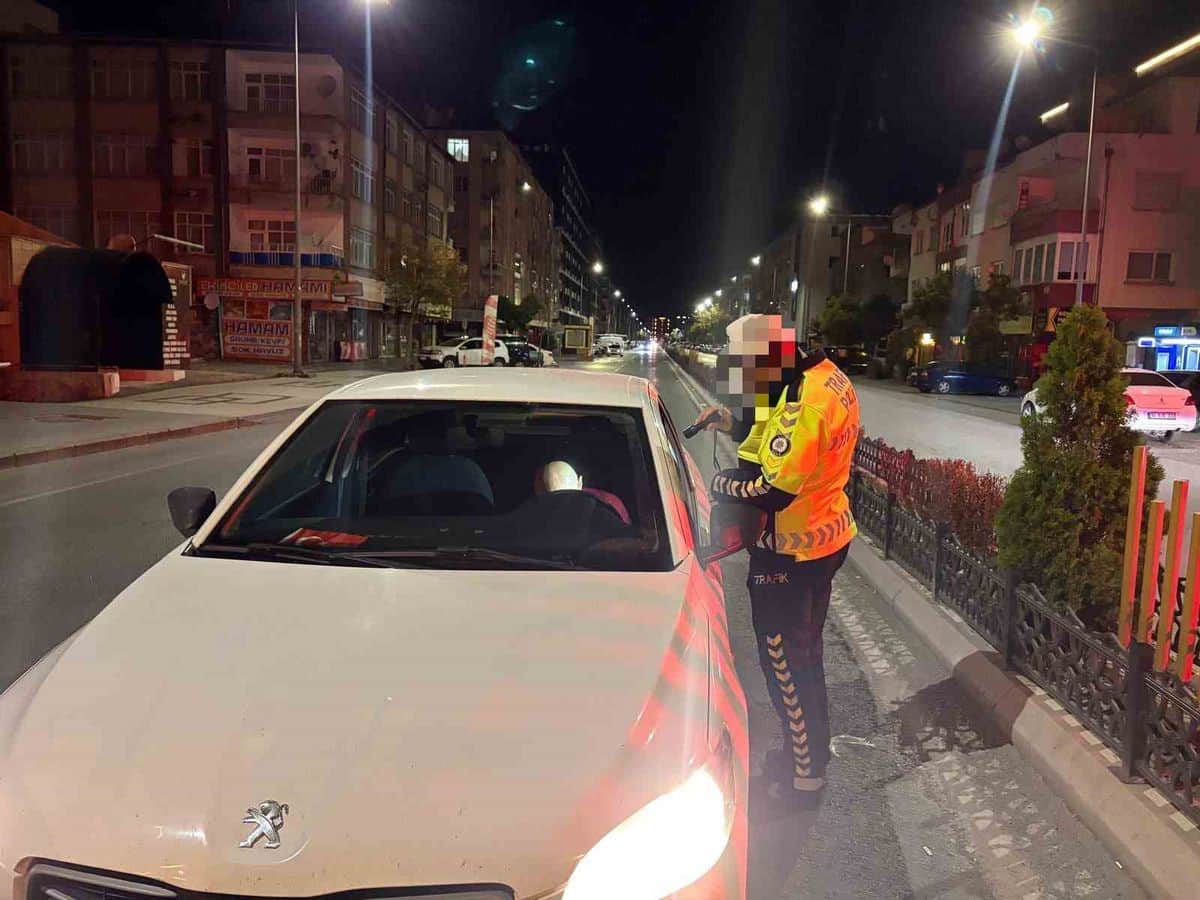 Kayseri’de otomobiliyle uyuyakalan sürücüye 25 bin TL idari para cezası yazıldı Kayseri’de otomobiliyle uyuyakalan sürücüye 25 bin TL idari para cezası yazıldı