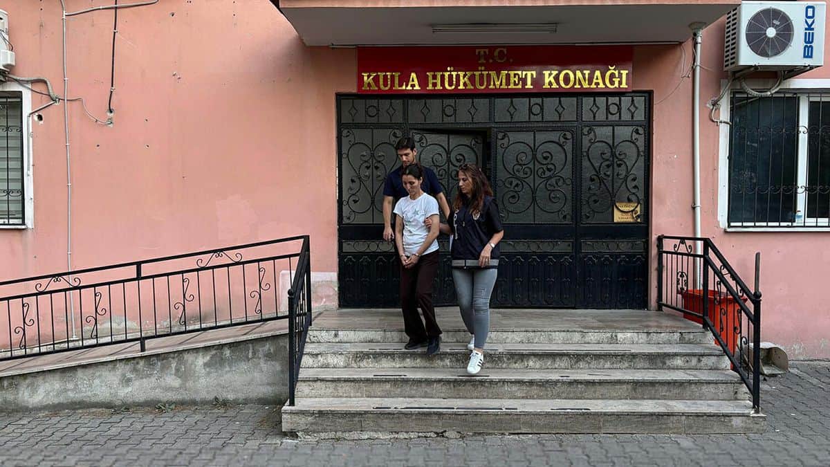 Manisa'da polisin durdurduğu araçta 65 bin içimlik bonzai ele geçirildi; 1'i tutuklama Manisa'da polisin durdurduğu araçta 65 bin içimlik bonzai ele geçirildi; 1'i tutuklama