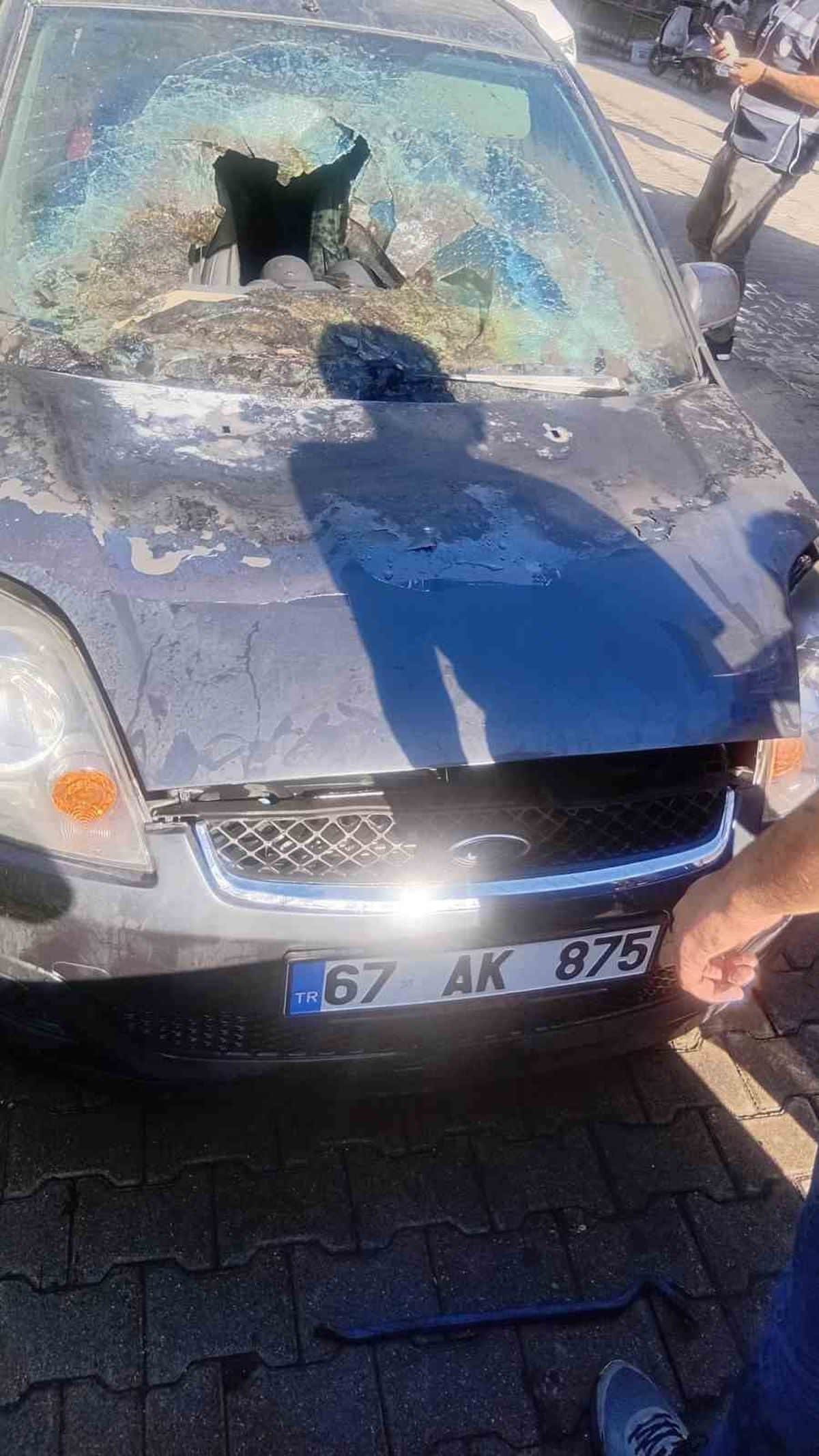 Park halindeki araçta kullanılmaz hale geldi Park halindeki araçta kullanılmaz hale geldi