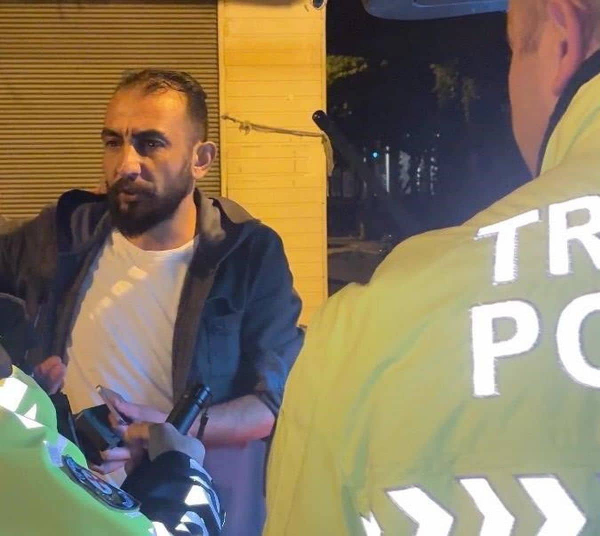 Alkollü yakalanan sürücü, ekiplere ‘abartmayın’ diyerek çıkıştı Alkollü yakalanan sürücü, ekiplere ‘abartmayın’ diyerek çıkıştı