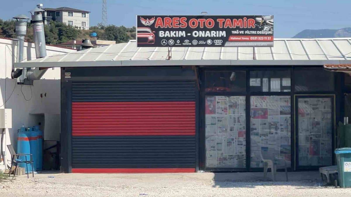 Aracın motor kısmında yaşanan patlama sonrası başına parça isabet eden 13 yaşındaki çırak hayatını kaybetti Aracın motor kısmında yaşanan patlama sonrası başına parça isabet eden 13 yaşındaki çırak hayatını kaybetti