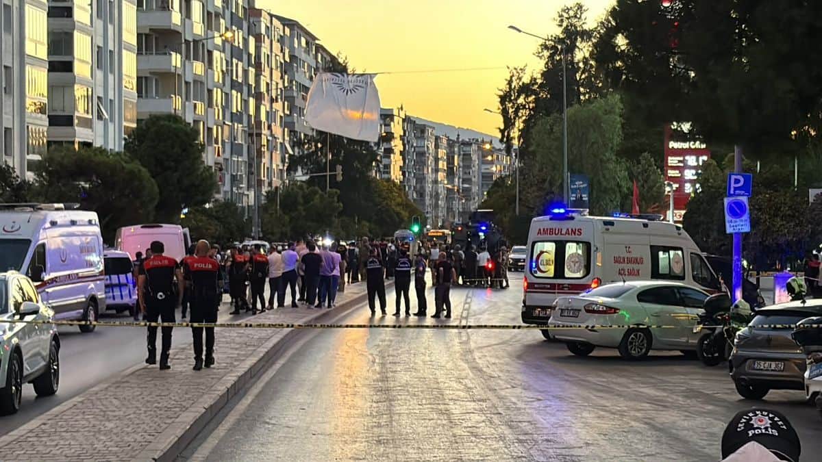 İzmir'de bankada rehin alma iddiası İzmir'de bankada rehin alma iddiası