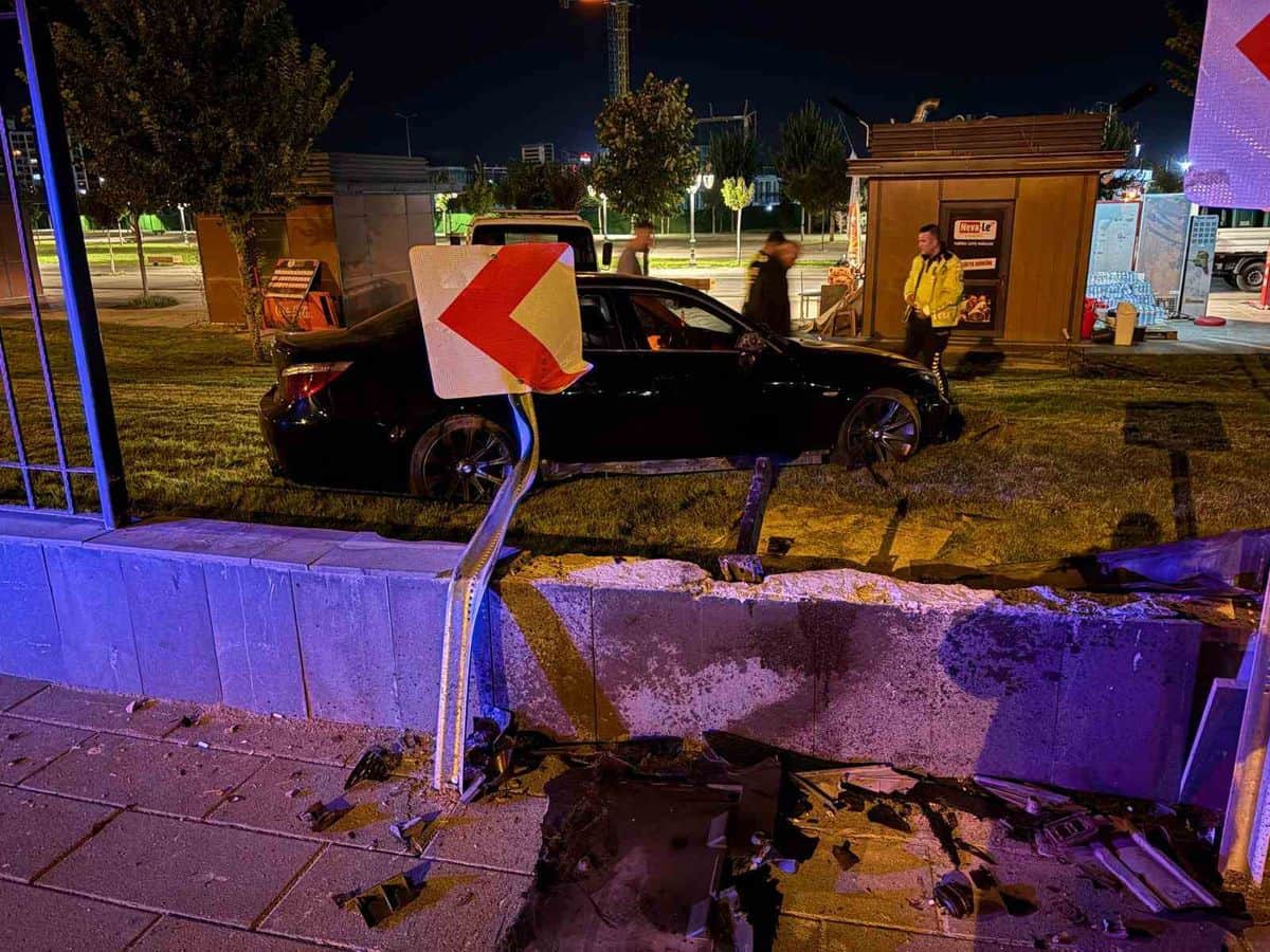 Kayseri’de bir garip kaza: Kaldırımdan seken otomobil 1 metrelik duvarı aştı Kayseri’de bir garip kaza: Kaldırımdan seken otomobil 1 metrelik duvarı aştı