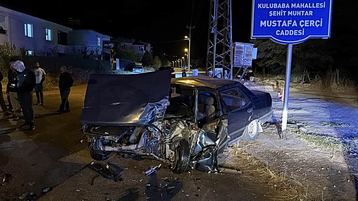 Elazığ'da traktörle çarpışan otomobilin sürücüsü yaralandı Elazığ'da traktörle çarpışan otomobilin sürücüsü yaralandı