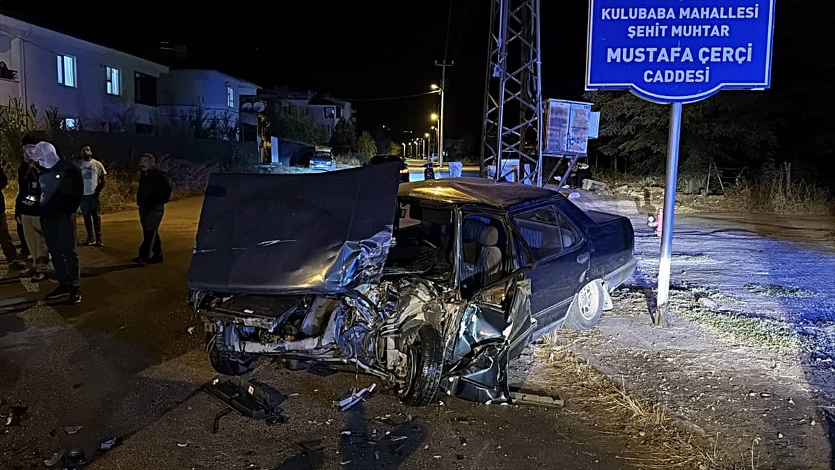 Elazığ'da traktörle çarpışan otomobilin sürücüsü yaralandı Elazığ'da traktörle çarpışan otomobilin sürücüsü yaralandı