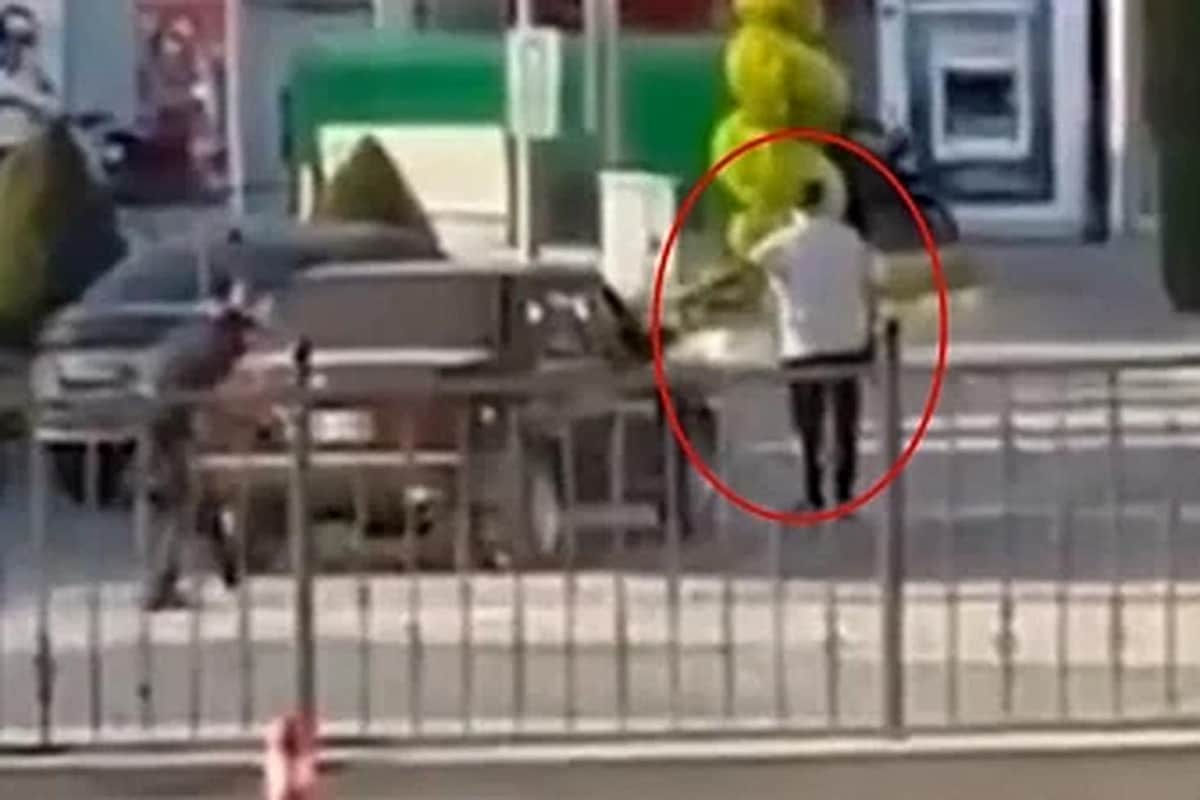 İşten çıkarılınca belediyenin önünde tabanca ve kılıçla bekledi İşten çıkarılınca belediyenin önünde tabanca ve kılıçla bekledi