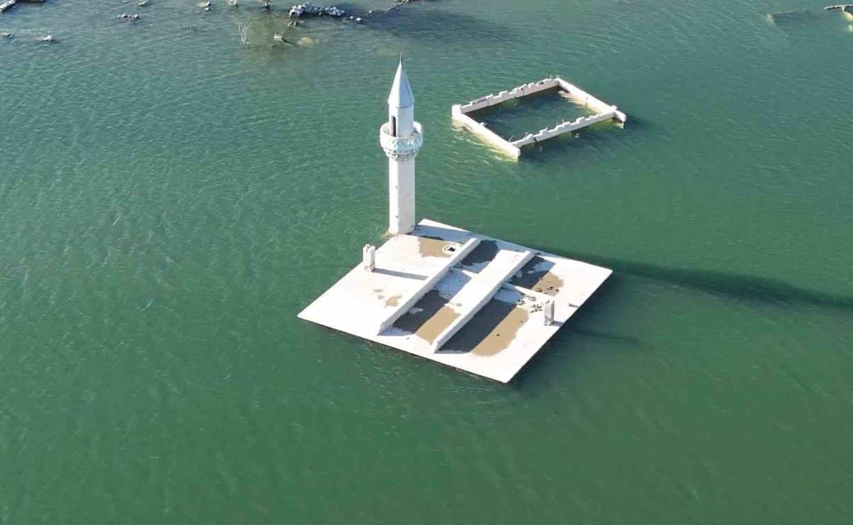 Kars’ta sular çekildi, eski köy ortaya çıktı Kars’ta sular çekildi, eski köy ortaya çıktı